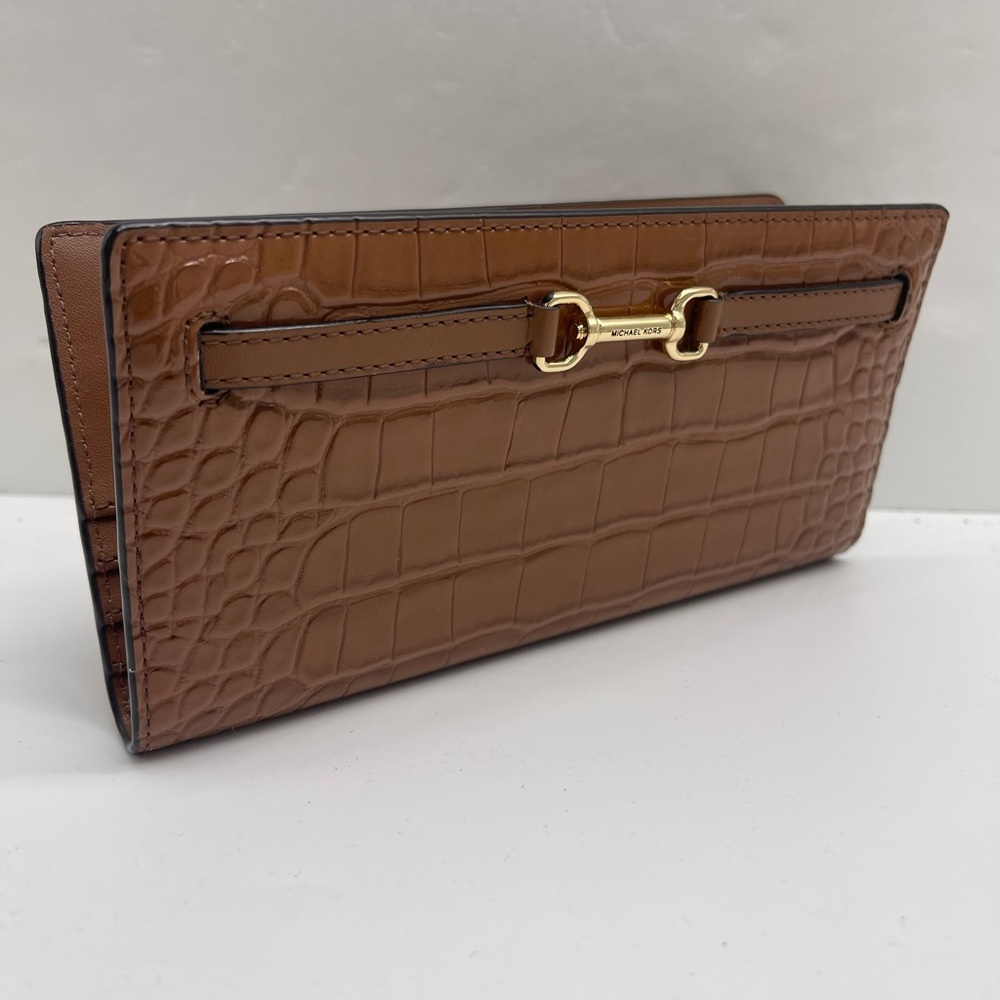 MICHAEL KORS Carson Large Crocodile Embossed Bifold Snap Wallet
Luggage
NWT - Picture 15 of 16